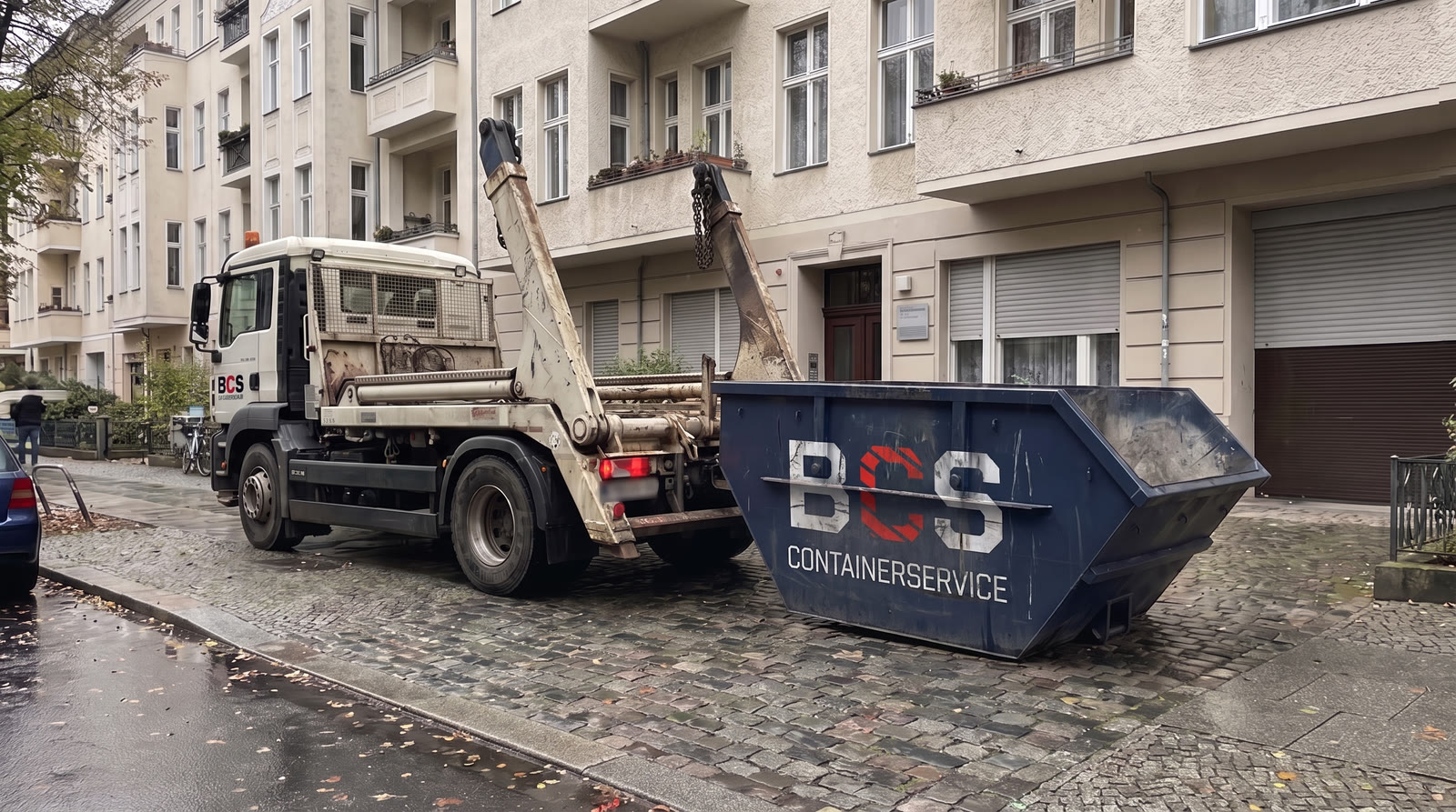 Symbolbild: Absetzkipper stellt den Container in der Einfahrt ab
