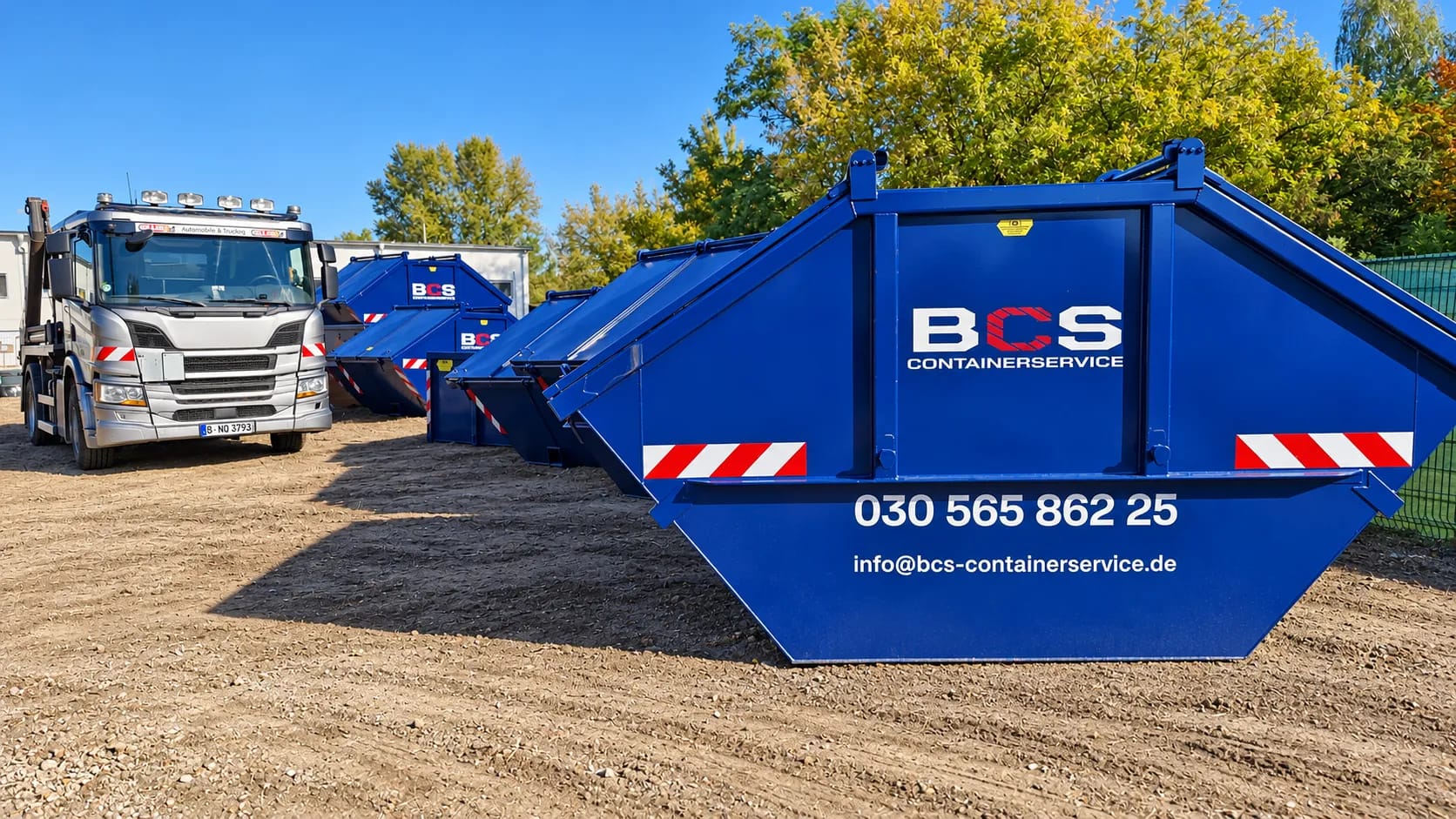 Absetzkipper und blaue Absetzmulden von BCS Containerservice auf dem Betriebshof in Berlin-Karlshorst